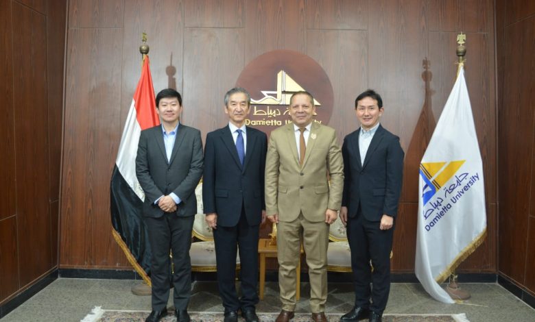 رئيس جامعة دمياط يستقبل رئيس شركة كيوتو كاجاكو اليابانية ويجتمع بلجنة الحوكمه" 1 IMG 20240206 WA0413