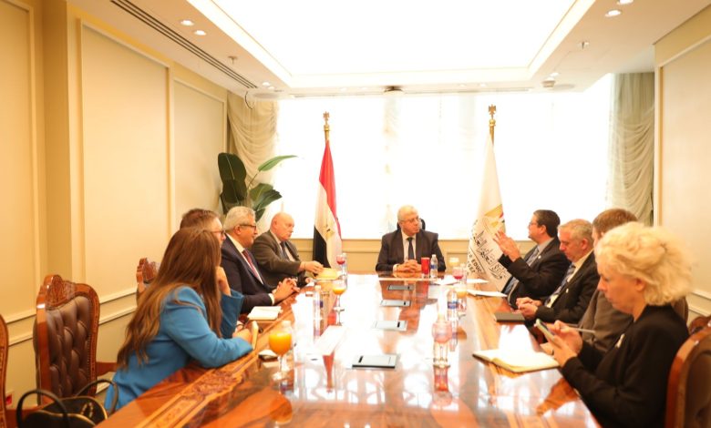 وزير التعليم العالي يستقبل وفد الكلية الملكية للجراحين لبحث سُبل التعاون المشترك 1 IMG 20240206 WA0420