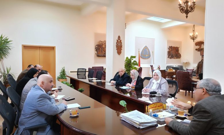 رئيس جامعة الزقازيق يناقش الخطة الاستراتيجية للجامعة 1 IMG 20240210 WA0125