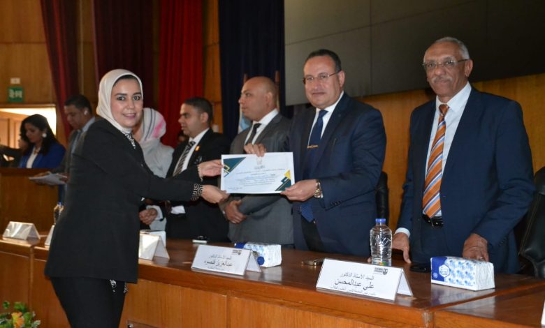 رئيس جامعة الإسكندرية يكرم متطوعى مؤسسة حياة كريمة من طلاب الجامعة والمجتمع السكندرى 1 IMG 20240211 WA0278