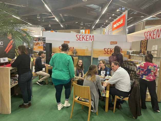 حلمى ابو العيش يستعرض حلول الزراعة الحيوية للغذاء والبيئة بمعرض بيو فخ بألمانيا 3 IMG 20240215 WA0159