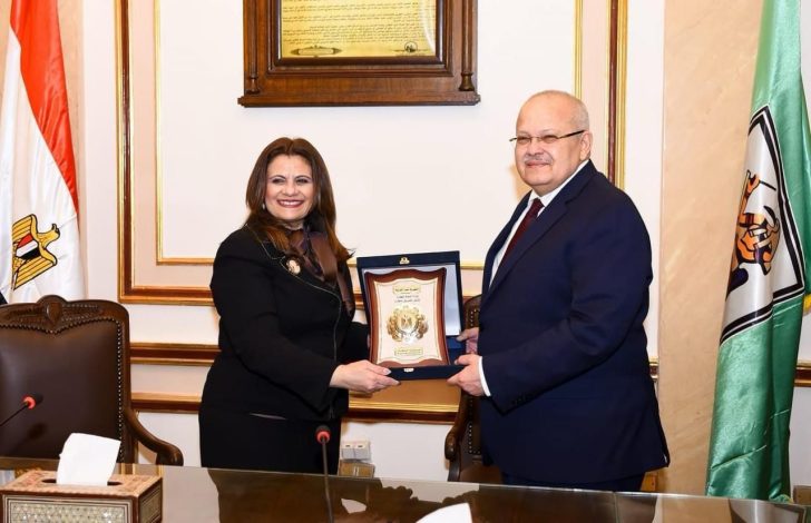 وزيرة الهجرة تهدى درع الوزارة للدكتور الخشت تقديرا لجهوده الأكاديمية والوطنية 1 IMG 20240219 WA0052