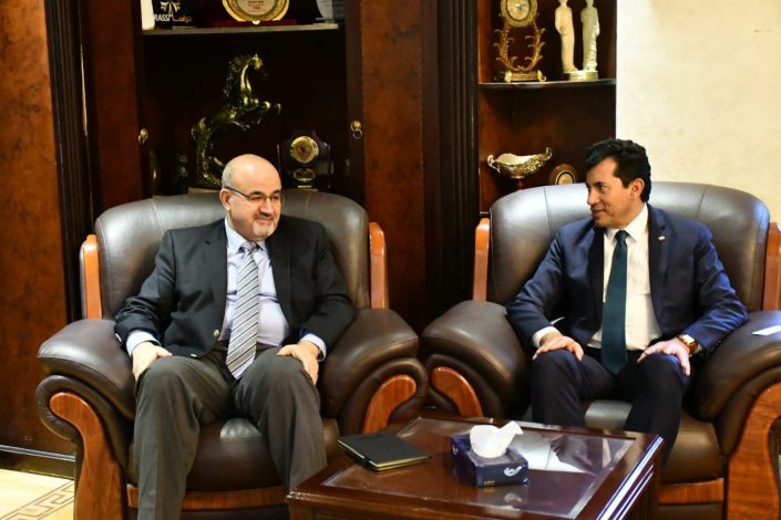 وزير الشباب والرياضة يلتقي ممثل منظمة الصحة العالمية بمصر 4 IMG 20240219 WA0177