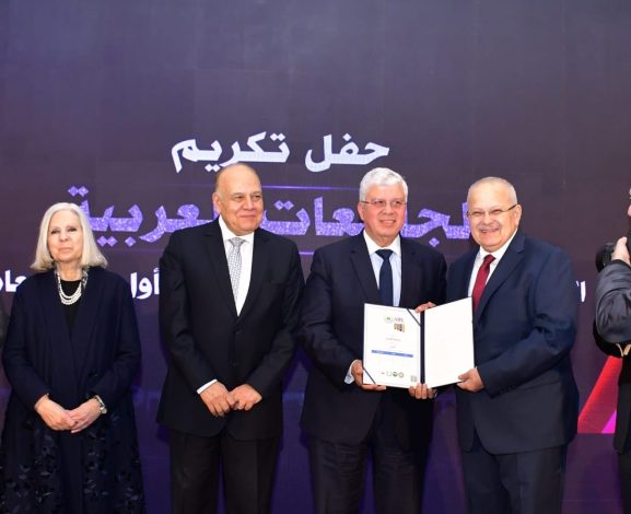 وزير التعليم العالي يكرم الدكتور الخشت لحصول جامعة القاهرة على المركز الأول في الإبداع والابتكار في التصنيف العربي للجامعات 3 IMG 20240222 WA0257
