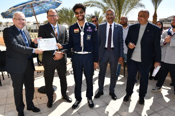 رئيس جامعة حلوان يكرم منتخب الجوالة 4 IMG 20240226 WA0264