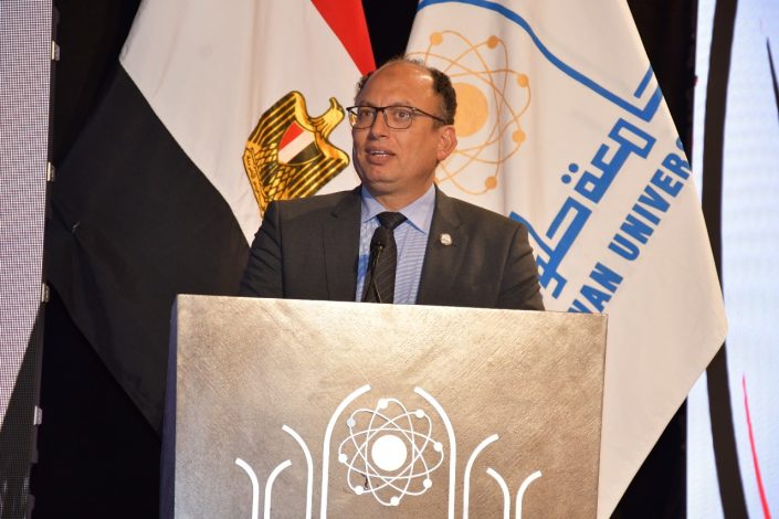 رئيس جامعة حلوان يكرم الفائزين في مسابقة "انت النجم 6 IMG 20240312 WA0098