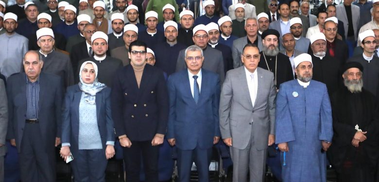 محافظ الشرقية ورئيس جامعة الزقازيق يشهدان احتفالية الأزهر الشريف 2 IMG 20240317 WA0150