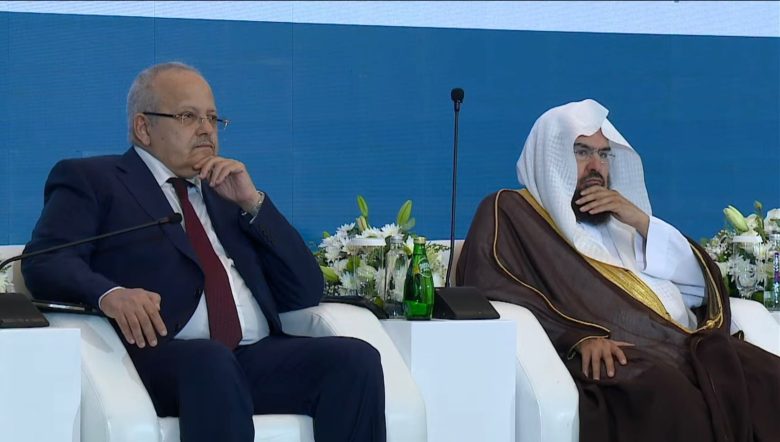 رئيس جامعة القاهرة يلقي كلمة رئيسية في ختام المؤتمر الدولي لبناء الجسور بين المذاهب بمكة المكرمة 1 IMG 20240319 WA0103