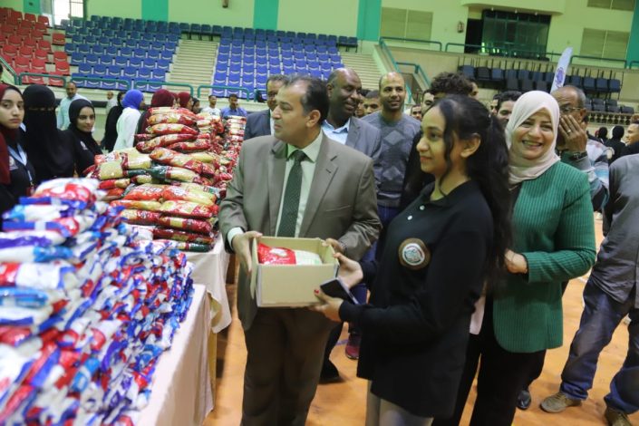 طلاب من اجل مصر بجامعة جنوب الوادي ينظمون معرضا لتجهيز شنط رمضان 1 IMG 20240319 WA0159