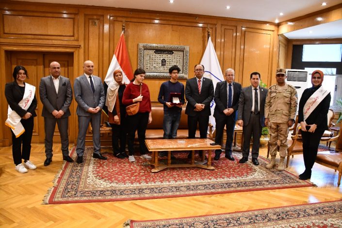 رئيس جامعة حلوان يكرم أسرة الشهيد محمد صلاح الدين رياض 3 IMG 20240320 WA0147