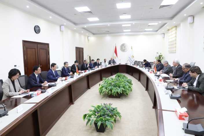 عاشور يستقبل وفد جامعة نانجينغ الطبية والسفير الصيني لبحث التعاون المشترك 4 IMG 20240321 WA0073