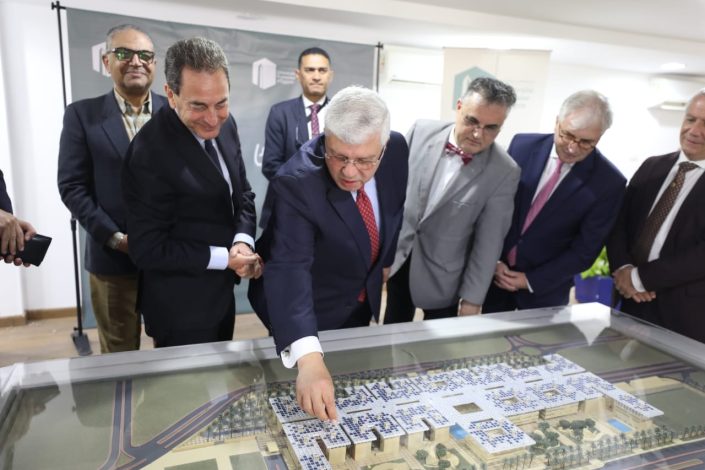 وزير التعليم العالي والسفير الفرنسي ورئيس الجامعة الفرنسية يتفقدون بدء أعمال إنشاء الحرم الجديد للجامعة 9 IMG 20240325 WA0143