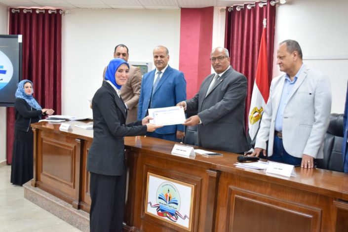 تكريم المدارس الفائزة بالمراكز الأولى في مسابقة أوائل الطلبة للشهادة الإعدادية ببور سعيد 7 IMG 20240403 WA0175