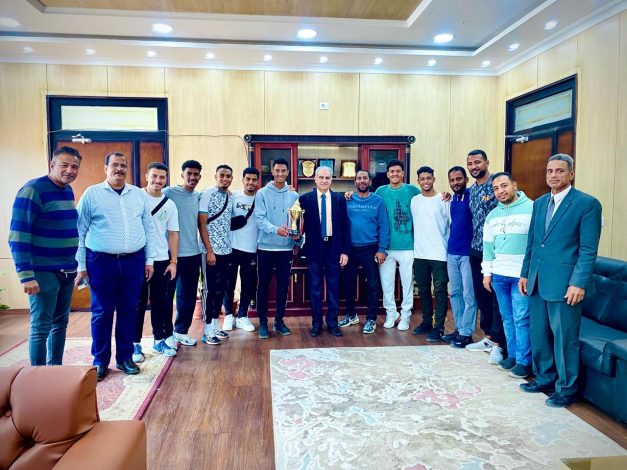 رئيس جامعة أسوان يكرم منتخب الجامعة لكرة القدم الخماسية التي استضافتها جامعة جنوب الوادي 1 IMG 20240422 WA0039