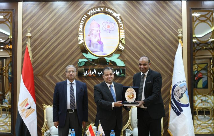 رئيس جامعة جنوب الوادي يكرم وفود الجامعات المشاركة في الملتقى الفني 21 لشباب الجامعات 1 IMG 20240424 WA0049