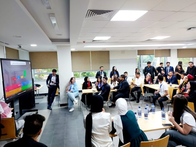 همام يستعرض مفاتيح الشخصية الكاريزمية أمام طلاب برنامج قادة التنمية المستدامة 3 img 20240523 wa0129