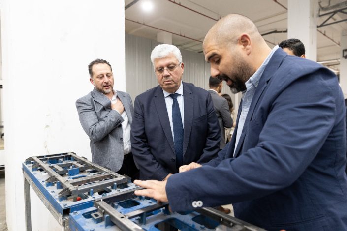 وزير التعليم العالي يتفقد مصنع السيارات الكهربائية 7 almomken.com 0J5Ylc3w