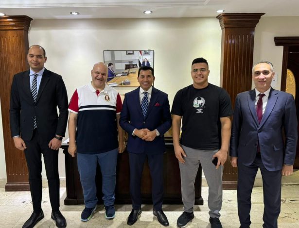 وزير الشباب والرياضة يلتقي المدير الفني لرفع الاثقال بالمشروع القومي للموهبة والبطل الاولمبي واللاعب محمود حسني 1 almomken.com 79YQcDrI