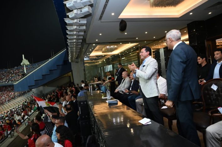 بحضور وزير الرياضة..منتخب مصر يواصل تفوقه ويفوز على بوركينافاسو بهدفين مقابل هدف ويتصدر المجموعة الأولى 5 almomken.com Jo9zo9AG