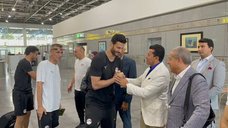 من المطار وزير الرياضة يؤازر منتخب مصر قبيل سفرهم لمواجهة غينيا بيساو 5 almomken.com KT9PlVkG