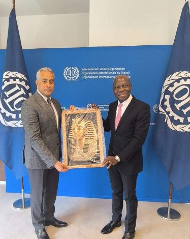وزير العمل يختتم مُشاركته في مؤتمر العمل الدولي بجنيف بـ" لقاء المدير العام للمنظمة 4 almomken.com Kfc6QlW6
