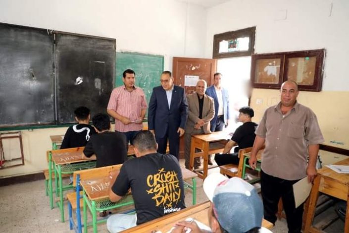 محافظ الشرقية يتفقد لجان إمتحانات الثانوية العامة بمدينة الزقازيق 1 almomken.com VomCaI6D