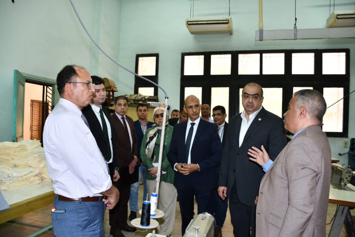 جولة تفقدية لرئيس جامعة حلوان لكلية الاقتصاد المنزلي 4 almomken.com ZSv8ruSd