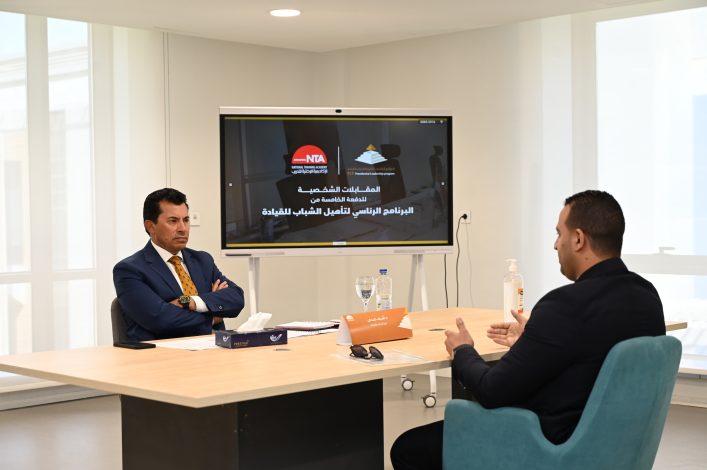 وزير الشباب والرياضة يشهد اختبارات المتقدمين للبرنامج الرئاسي لتأهيل الشباب للقيادة 4 almomken.com e6XVshVd