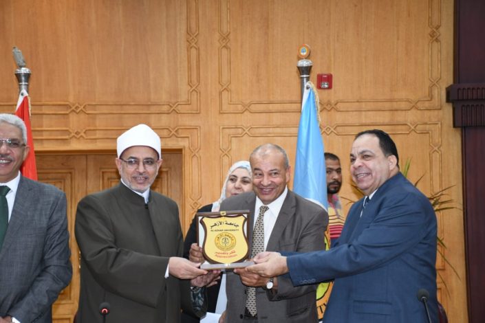 جامعة الأزهر تحتفل بالمتحررين من الأمية من العاملين بها 6 almomken.com n4reggpE