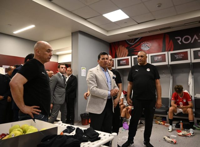 وزير الرياضة في غرفة خلع الملابس للمنتخب .. "شكرا على إصراركم على الفوز وأسعاد الجمهور المصري 1 almomken.com sog42McY