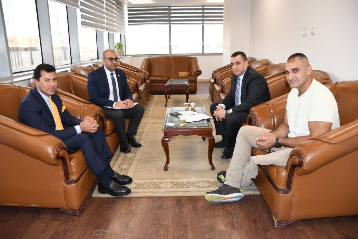 وزير الرياضة يبحث مع بطل التجديف استعداداته لدورة الألعاب البارالمبية 2 almomken.com 3ZnH2VoG