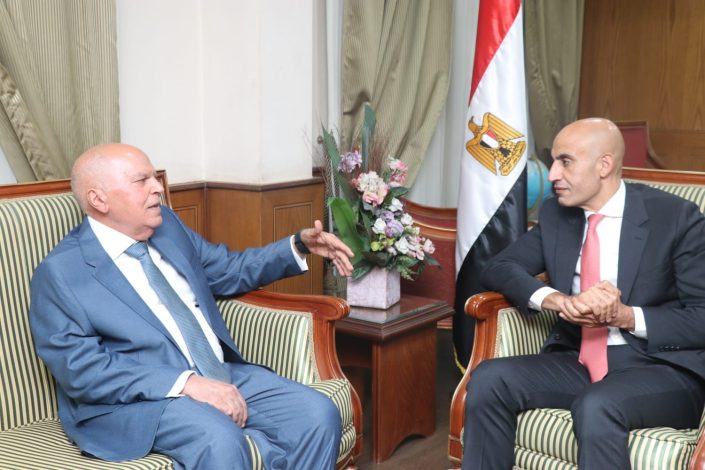 الزناتى بعد لقاء الوزير : الاتفاق على تفعيل امتيازات صندوق رعاية المعلمين ومعاونيهم فى القريب العاجل 3 almomken.com 59tXTvQz