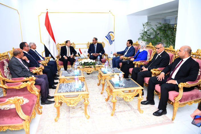 محافظ قنا يبحث أوجه التعاون لدعم خطط التنمية المستدامة بين المحافظه والجامعة. 1 almomken.com 6Ob7V2PJ