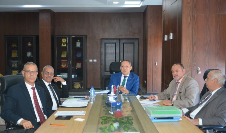 رئيس جامعة دمياط يتابع أعمال اللجنة التنفيذية لتسويق برامج الجامعة لجذب الوافدين 1 almomken.com 6oCWvFZ3