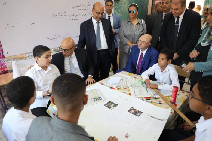 وزير التعليم ومحافظ بنى سويف يتفقدان مدرستى الشهيد هشام كمال طعمه الثانوية العسكرية بنين والهلال الابتدائية المشتركة 10 almomken.com 758bxysD