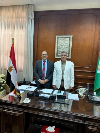 رئيس جامعة حلوان يلتقي محافظ الجيزة لبحث التعاون المشترك 3 almomken.com 9tCYyS78