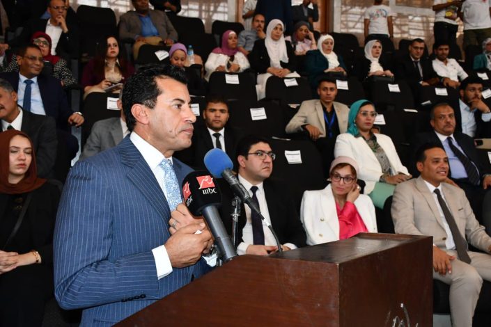 وزير الشباب والرياضة ورئيس جامعة حلوان يفتتحان معرض الابتكارات ومشاريع التخرج السنوي السادس 8 almomken.com DTj57f6q