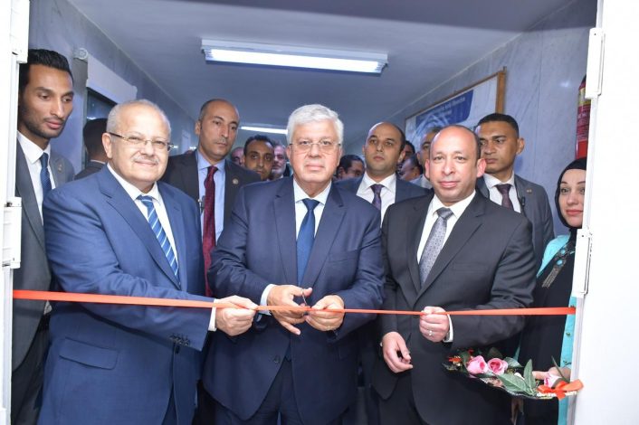 افتتاح أحدث وحدة قسطرة أوعية دموية طرفية فى الشرق الأوسط ضمن عمليات التحديث الشاملة لمستشفيات الجامعة 4 almomken.com HdFq6sqK