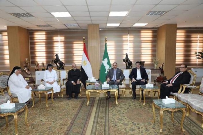 محافظ الشرقية مع قيادات المحافظة نعمل جميعاً من أجل تلبية إحتياجات المواطنين 1 almomken.com JGZTEjRo