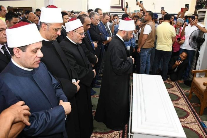 وزير الأوقاف وبعض الوزراء والمفتى يؤدون صلاة الجمعه والجنازة على روح الدكتور المحجوب 5 almomken.com JPxyrAMc