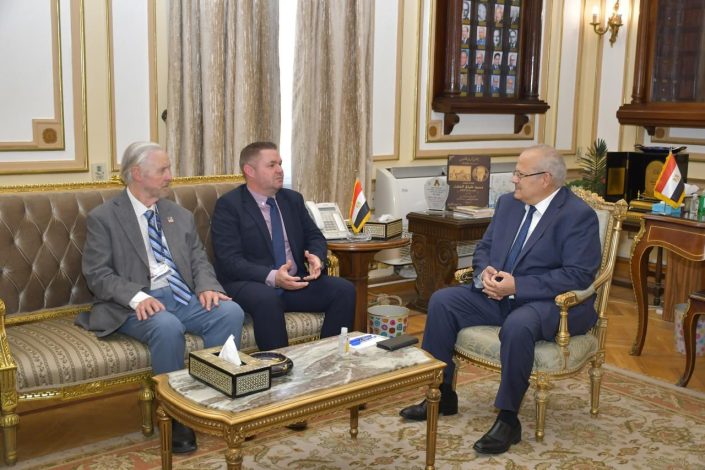 د. الخشت يستقبل وفد الهيئة البريطانية لاعتماد الكليات الدولية ASIC للاعتماد الدولي لكلية الاقتصاد والعلوم السياسية 5 almomken.com MDz6NRqU