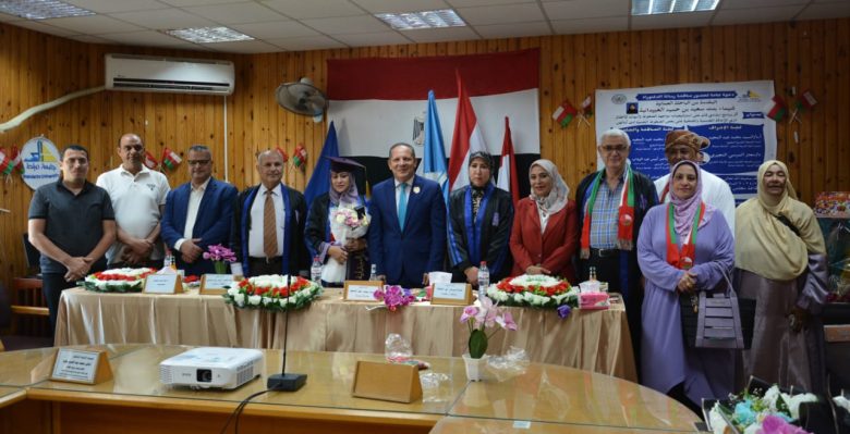 رئيس جامعة دمياط فى مناقشة دكتوراة لباحثة من سلطنة عمان 1 almomken.com MY2EdxNE