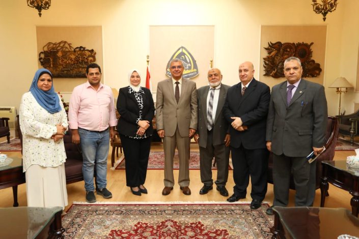 رئيس جامعة الزقازيق يستقبل وفد تقييم مسئولي القطاعات ذات الصلة بالمشكلات المجتمعية بالشرقية 1 almomken.com MzwKANfl