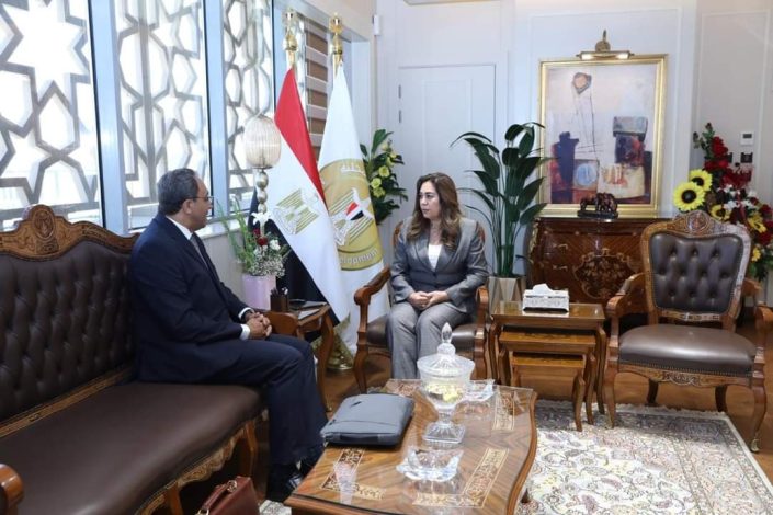 وزيرة التنمية المحلية تستقبل محافظ قنا بمقر الوزارة لمتابعة الملفات الخدمية 1 almomken.com Nvzzyhut