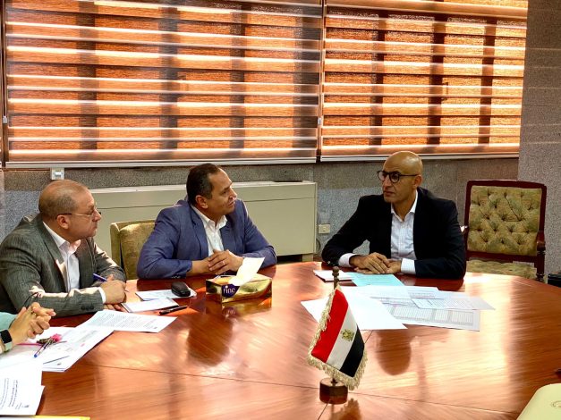 وزير التربية والتعليم يعقد اجتماعًا مع قيادات هيئة الأبنية التعليمية لمناقشة جاهزية المدارس للعام الدراسي الجديد 3 almomken.com PBk0RJ5N