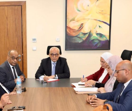 بعد شكوى الفيزياء منح الدرجة الكاملة للطلاب في ٣ أسئلة.. وتحديد إجابتين صحيحتين من البدائل الأربعة لعدد سؤالين 1 almomken.com R0FkiDzy