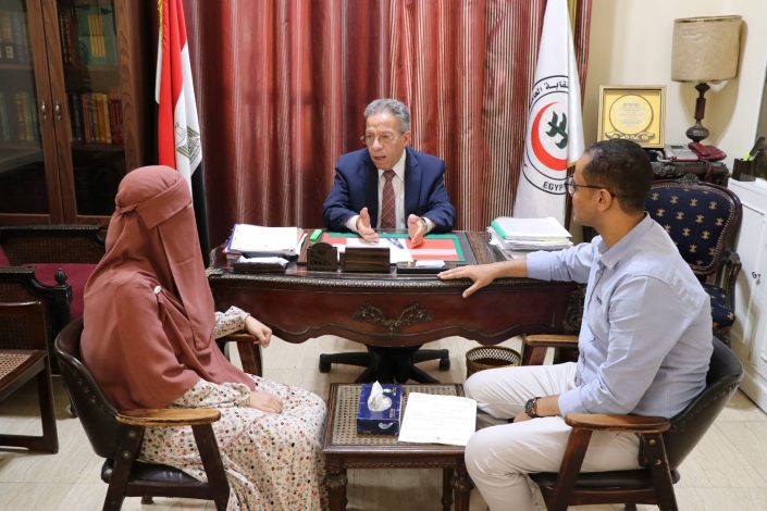 نقيب الأطباء يستقبل د. سمر أنور طبيبة سوهاج بمقر النقابة ويؤكد دعم النقابة الكامل لها 5 almomken.com RX8vgXnd