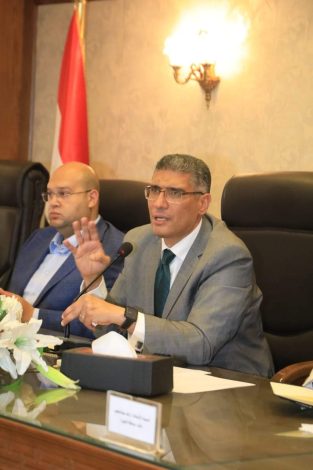 محافظ الجيزة يحدد ملامح العمل الجديد للمحافظة فى أول اجتماع مع رؤساء الأحياء 5 almomken.com TdpNYvGn