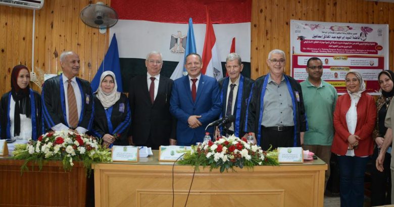 رئيس جامعة دمياط رسالة دكتوراة حول تنمية مهارات التفكير الاستراتيجي لدى مديري مدارس التعليم العام " 1 almomken.com UliylRsU