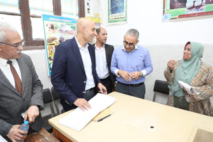 د. الخشت يكرم عددًا من قيادات الجامعة والعمداء السابقين 1 almomken.com XGwUjR9z